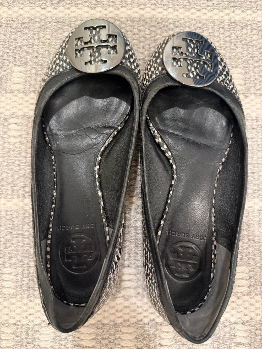 Tory Burch Size 6 Black Snakeskin-Print Logo Round-Toe Ballet Flats